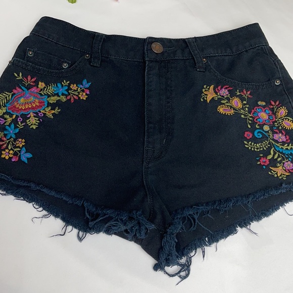 BDG High Rise Dree Cheeky Floral Embroidered Shorts Size 28w - Picture 3 of 14